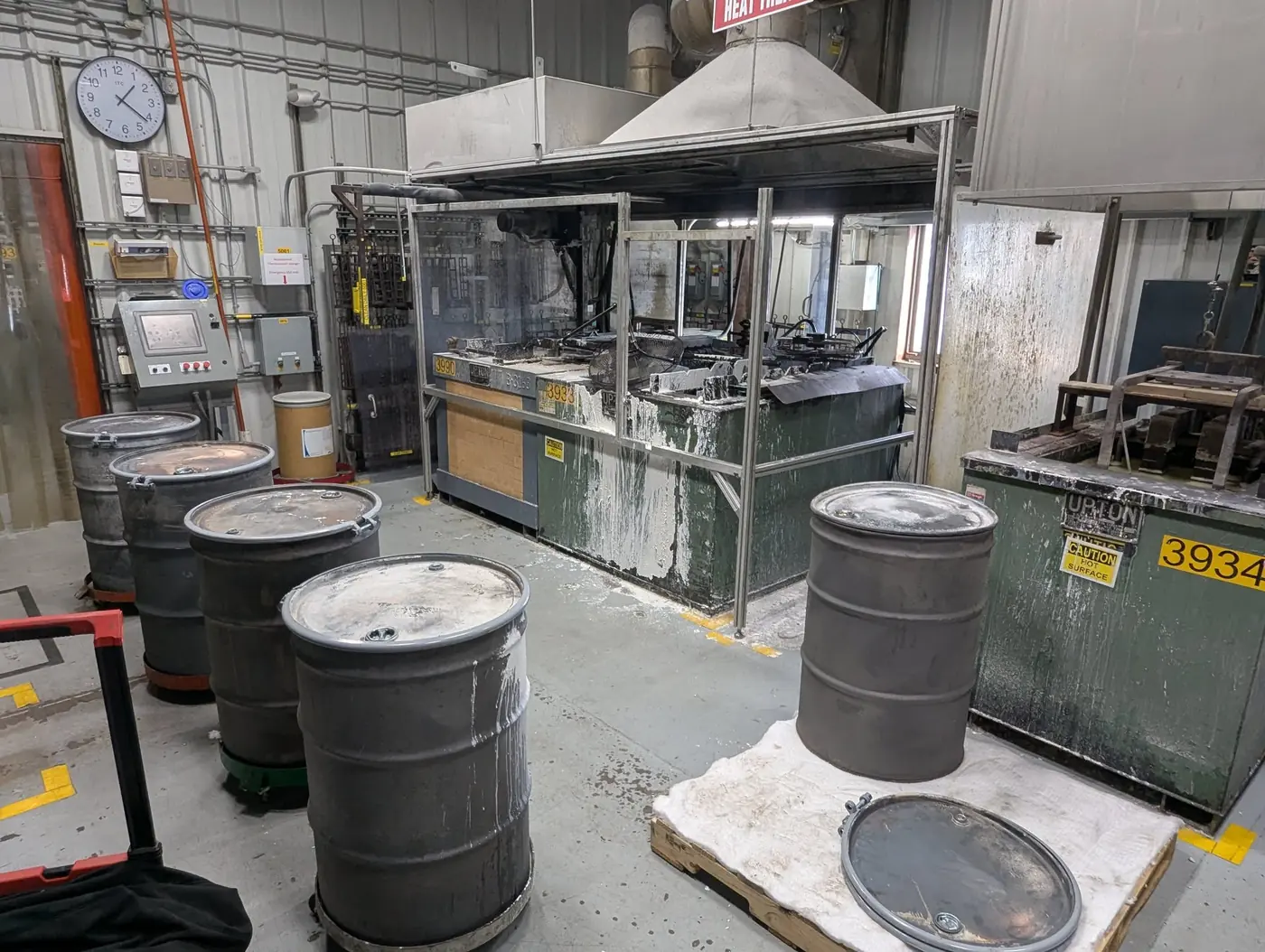 Salt bath furnace cell with drums during pumpout and cleanout operations